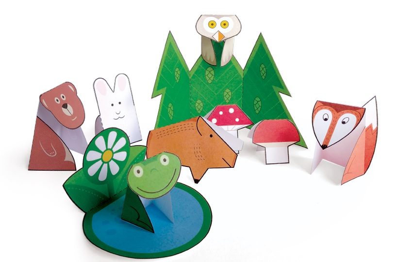 Escena Bosque armada: búho, oso, conejo, zorro, jabalí y rana de papel entre un pino, hongos y un lago