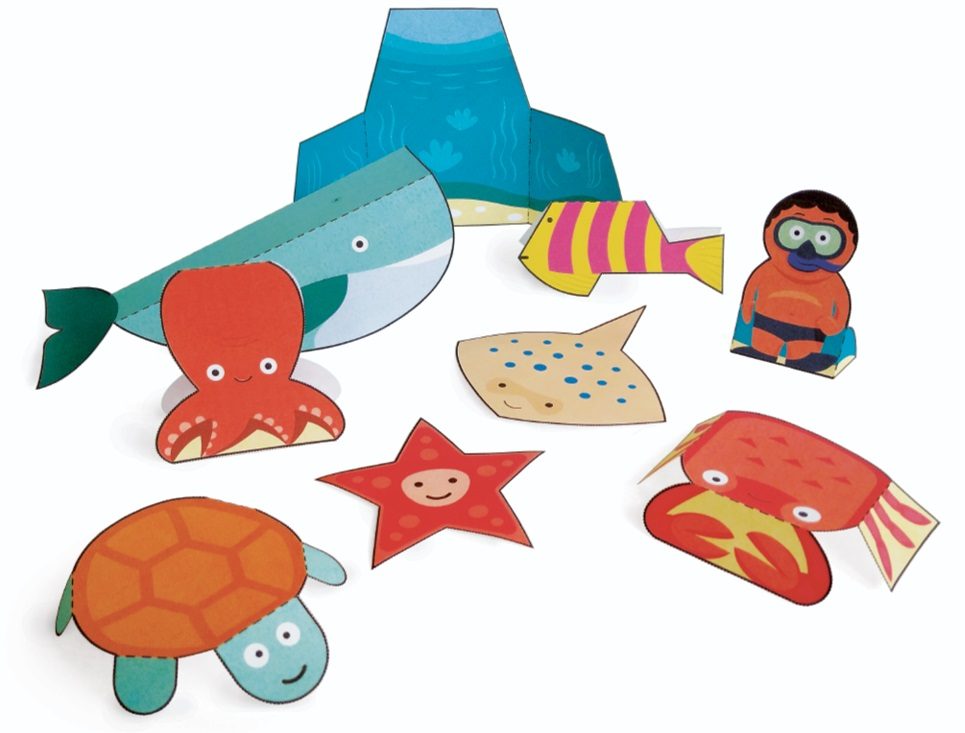 Escena Océano armada: ballena, pulpo, tortuga, estrella de mar, raya, pez, cangrejo y buzo de papel frente a un fondo marino